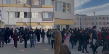 Dita e katërt e revoltës, gjimnazistët e Lezhës bojkotojnë mësimin dhe dalin në protestë në mes të qytetit