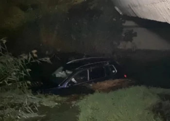 Aksident i rëndë në Fier-Lushnjë/ Makina kapërcen barrierat dhe bie nga ura në kanal, plagosen çifti i bashkëshortëve