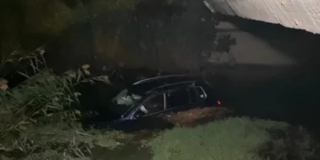 Aksident i rëndë në Fier-Lushnjë/ Makina kapërcen barrierat dhe bie nga ura në kanal, plagosen çifti i bashkëshortëve