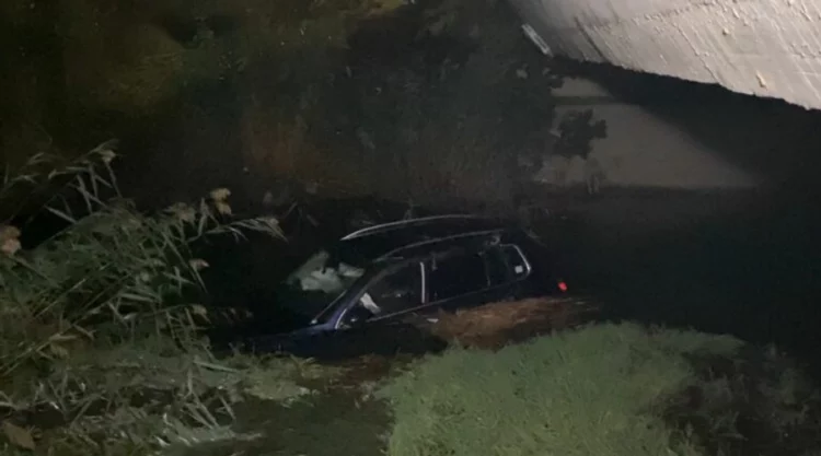 Aksident i rëndë në Fier-Lushnjë/ Makina kapërcen barrierat dhe bie nga ura në kanal, plagosen çifti i bashkëshortëve