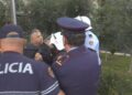 Vijojnë tensionet në protestën para Kuvendit, kryebashkiaku i Memaliajt përplaset me policinë