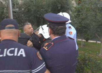 Vijojnë tensionet në protestën para Kuvendit, kryebashkiaku i Memaliajt përplaset me policinë