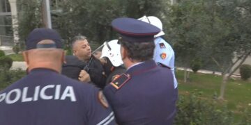 Vijojnë tensionet në protestën para Kuvendit, kryebashkiaku i Memaliajt përplaset me policinë