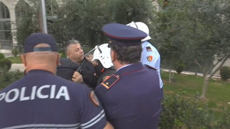 Vijojnë tensionet në protestën para Kuvendit, kryebashkiaku i Memaliajt përplaset me policinë