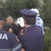 Vijojnë tensionet në protestën para Kuvendit, kryebashkiaku i Memaliajt përplaset me policinë