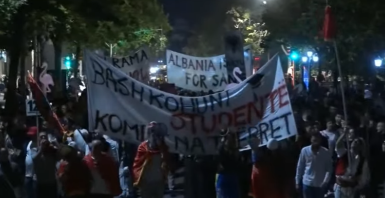 Mbyllen fjalimet, nis marshimi i protestuesve në rrugët e Tiranës
