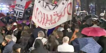 Mbyllen fjalimet para Kryeministrisë, nis marshimi në rrugët e Tiranës