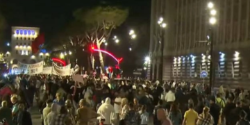 “Shqipëria po bën revolucion”, mbyllen fjalimet te Kryeministria, protestuesit nisin marshimin në rrugët e Tiranës