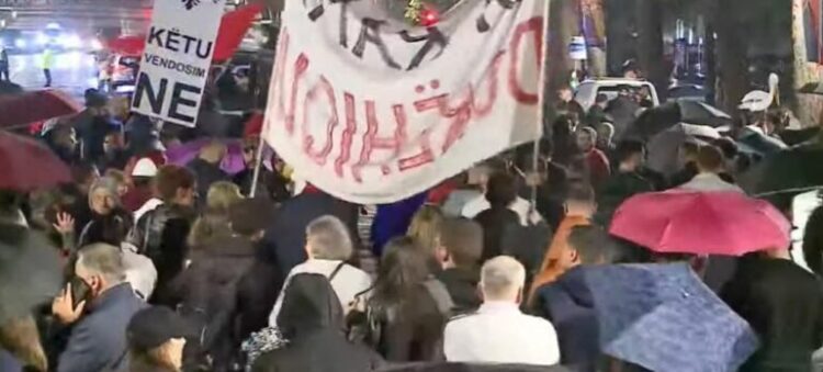 Mbyllen fjalimet para Kryeministrisë, nis marshimi në rrugët e Tiranës