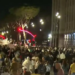 “Shqipëria po bën revolucion”, mbyllen fjalimet te Kryeministria, protestuesit nisin marshimin në rrugët e Tiranës