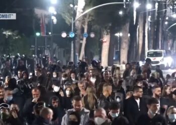 “Dorëheqje, dorëheqje”/ Thirrjet e fuqishme të studentëve, nis marshimi në Bulevard