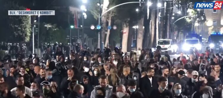 “Dorëheqje, dorëheqje”/ Thirrjet e fuqishme të studentëve, nis marshimi në Bulevard
