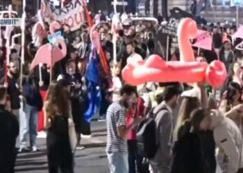 Mbyllen fjalimet, nis marshimi i protestuesve në rrugët e Tiranës