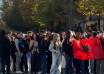 Dita e 16-të e protestës/ Studentët pas marshimit në kryeqytet, rikthehen te Ministria e Arsimit