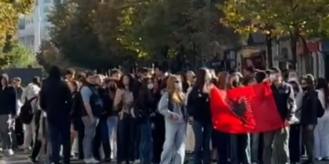 Dita e 16-të e protestës/ Studentët pas marshimit në kryeqytet, rikthehen te Ministria e Arsimit