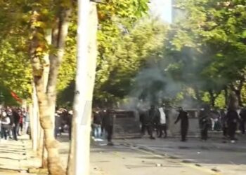 Mbi 6 mijë forca policie në protestë! Efektivët qëllojnë me gaz lotsjellës dhe bomba shurdhuese