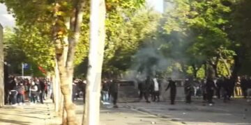 Mbi 6 mijë forca policie në protestë! Efektivët qëllojnë me gaz lotsjellës dhe bomba shurdhuese