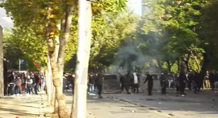 Mbi 6 mijë forca policie në protestë! Efektivët qëllojnë me gaz lotsjellës dhe bomba shurdhuese