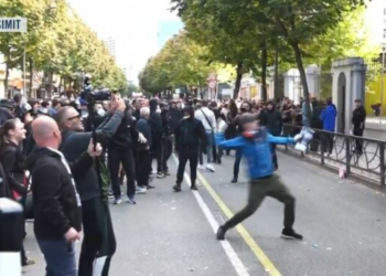 Protesta te Ministria e Arsimit, studentët hedhin vezë drejt godinës