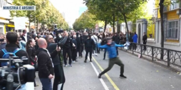 Protesta te Ministria e Arsimit, studentët hedhin vezë drejt godinës