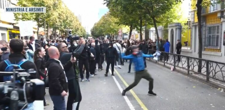 Protesta te Ministria e Arsimit, studentët hedhin vezë drejt godinës