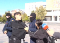 “Nuk jam për protestë për Zotin”/ Policia shoqëron me forcë të riun: Jam 17 vjeç, nuk kam bërë asgjë!