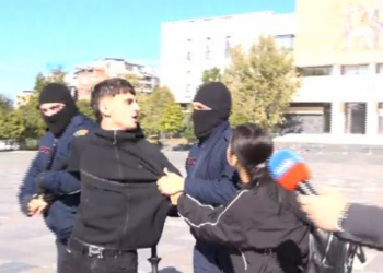 “Nuk jam për protestë për Zotin”/ Policia shoqëron me forcë të riun: Jam 17 vjeç, nuk kam bërë asgjë!