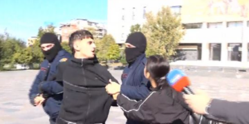“Nuk jam për protestë për Zotin”/ Policia shoqëron me forcë të riun: Jam 17 vjeç, nuk kam bërë asgjë!
