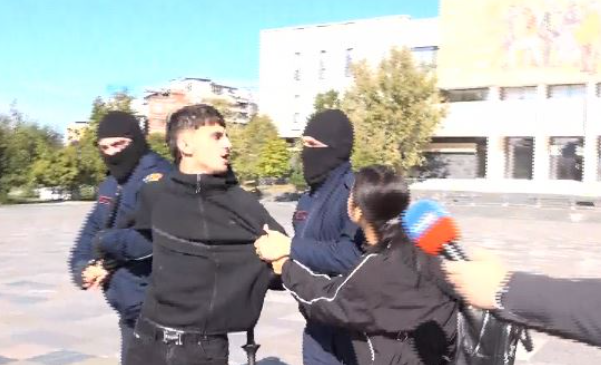 “Nuk jam për protestë për Zotin”/ Policia shoqëron me forcë të riun: Jam 17 vjeç, nuk kam bërë asgjë!
