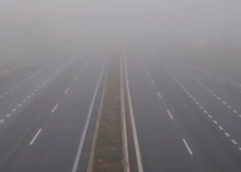 Mjegull e dendur në aksin Thumanë-Rinas, vështirësohet qarkullimi i automjeteve
