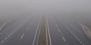 Mjegull e dendur në aksin Thumanë-Rinas, vështirësohet qarkullimi i automjeteve