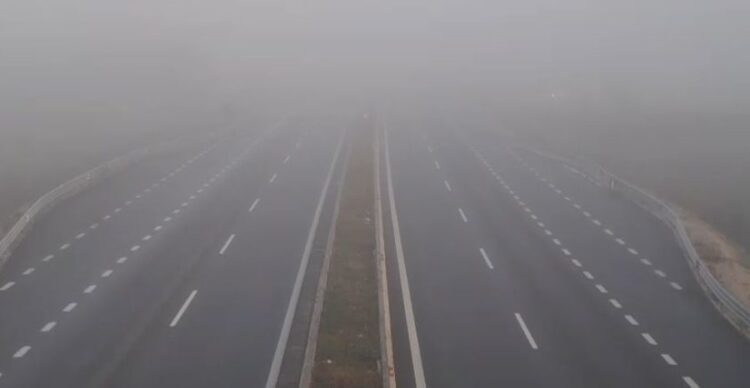Mjegull e dendur në aksin Thumanë-Rinas, vështirësohet qarkullimi i automjeteve