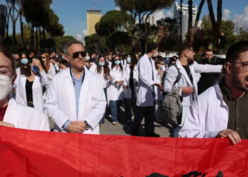Gazeta e madhe gjermane: Vuçiç dhe Erdogan mbështesin Ramën, mjekët dhe profesorët mbështesin studentët