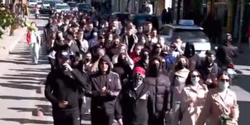 Studentët e Mjekësisë nisin marshimin drejt Ministrisë së Arsimit, çajnë kordonin policor pranë Medresesë