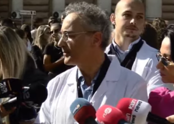 Mjeku në protestë: Rinia të marrë fatet e vendit, nuk duam të ngjisim kockat e shqiptarëve të dhunuar