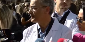 Mjeku në protestë: Rinia të marrë fatet e vendit, nuk duam të ngjisim kockat e shqiptarëve të dhunuar