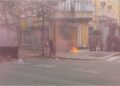 Pas djegies së koshave, protestuesit hedhin molotov dhe gurë drejt Ministrisë së Arsimit