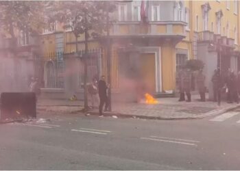 Pas djegies së koshave, protestuesit hedhin molotov dhe gurë drejt Ministrisë së Arsimit