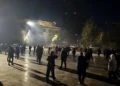 “Jeni kafshë, hiqni kapelet”/ Protestuesit përleshen ashpër me Policinë