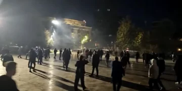 “Jeni kafshë, hiqni kapelet”/ Protestuesit përleshen ashpër me Policinë