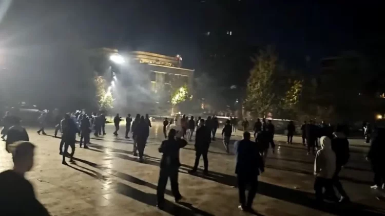 “Jeni kafshë, hiqni kapelet”/ Protestuesit përleshen ashpër me Policinë