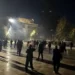 “Jeni kafshë, hiqni kapelet”/ Protestuesit përleshen ashpër me Policinë