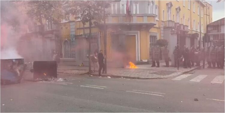 Pas djegies së koshave, protestuesit hedhin molotov dhe gurë drejt Ministrisë së Arsimit