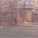 Pas djegies së koshave, protestuesit hedhin molotov dhe gurë drejt Ministrisë së Arsimit