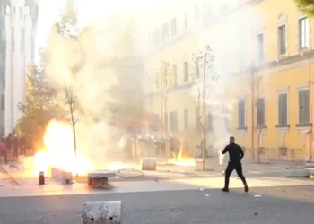 Përshkallëzohet protesta, protestuesit hedhin molotovë drejt Policisë