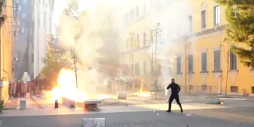 Përshkallëzohet protesta, protestuesit hedhin molotovë drejt Policisë