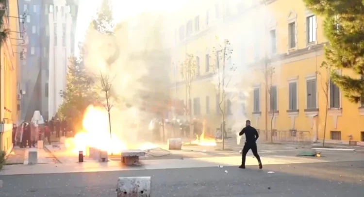 Përshkallëzohet protesta, protestuesit hedhin molotovë drejt Policisë