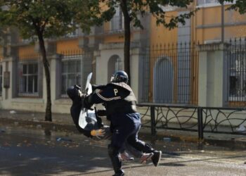 U përplas në tokë nga policia, flet e motra e të riut: Ka fraktura në shtyllën kurrizore dhe në kafkë