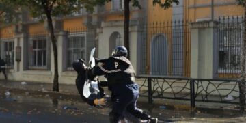 U përplas në tokë nga policia, flet e motra e të riut: Ka fraktura në shtyllën kurrizore dhe në kafkë