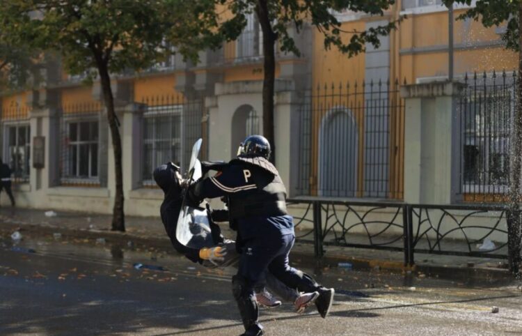 U përplas në tokë nga policia, flet e motra e të riut: Ka fraktura në shtyllën kurrizore dhe në kafkë